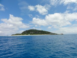 Inselansicht - Blick auf die tropische Insel von Cousine Island.