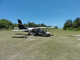 Ladung mit Kleinflugzeug - Die Landung und der Start auf dem kleinen Flugplatz, alles grüne Wiese, ist ein besonderes Erlebnis.