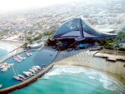 Jumeirah Beach Hotel - Luftansicht des Jumeirah Beach Hotel mit seiner riesigen Hotelanlage und den verschiedensten Sport- und Freizeitmöglichkeiten.