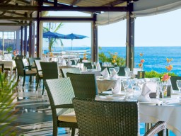 Essen am Meer - Das Hauptrestaurant des Boucan Canot mit direktem Meerblick.