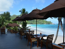 Banyan Tree Resort Seychelles Restaurant - Whether breakfast, lunch or dinner, on this delightful terrace overlooking the beach is every moment a treat