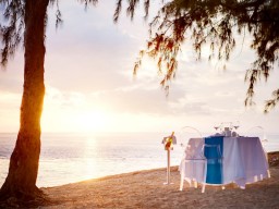 Candle light dinner - Enjoy a romantic candle light dinner directly at the beach.