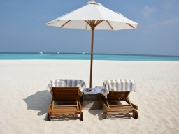 Strandleben zu zweit geniessen - Entspannen Sie mit Ihrer/Ihrem Liebsten am traumhaften Strand und lassen Sie sich fürstlich bedienen.