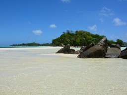 Felsformationen im Wasser - Diese Granitfelsen sind überall auf der Insel zu finden.