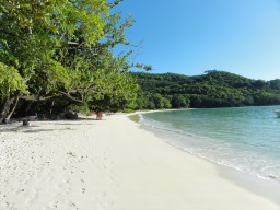 Traumstrand - Ein herrlicher Strand mit diversen Schattenspendern direkt am Hotel erwartet Sie.