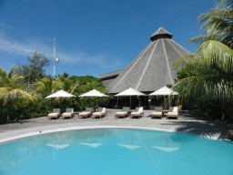 Direkt an Hotelbar befindet sich der grosse Pool mit bequemen Sonnenliegen. Entspannung und auch mal gar nichts tun ist hier angesagt. 