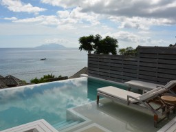 Pool Villa - Traumhafter Blick aus dem eigenen Pool über das weitläufige Meer.