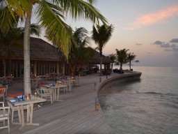 Hurawalhi Island & Spa, Canneli Restaurant in Abendstimmung