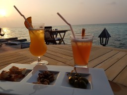 Den Sunset geniessen in der THARI Lounge Bar auf Gangehi Island