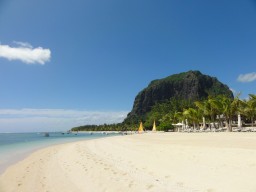 Strandleben vom feinsten - Traumstrand mit Ausblick zum Le Morne Felsen.