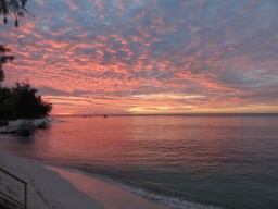 Traumhafte Sonnenuntergänge und Farbenspiele am Horizont gehören am Abend einfach dazu. Ferienträume werden auf Denis Island Wirklichkeit.