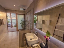 Hurawalhi Island & Spa Beach Poolvilla Bath Interior