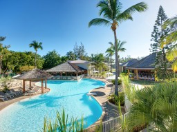 Übersicht der Anlage - Poolbereich inkl. Gartenanlage und Hauptrestaurant des LUX* La Recif.