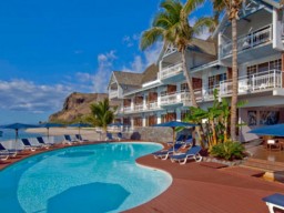 Hotel Boucan Canot - Hotel view incl. pool and the main building with it`s simple but very stylish design.