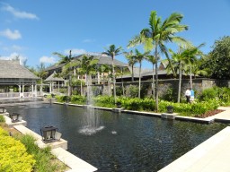 Blick über den Pool zum Beach- Restaurant, hier wird unter dem Tag, leichte Küche zelebriert mit Traumblick auf das Meer.