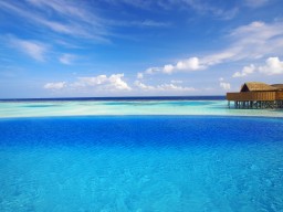 Infinity Poolaussicht - Gemütlich im Infinity Pool schwimmen und die atemberaubende Umgebung der Lagune beobachten. Einfach nur himmlisch.