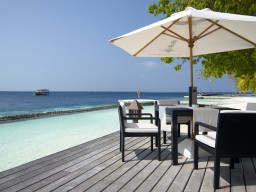 Mittagszeit am Pool/Meer - Restaurant mit Blick über den Pool und das Meer.