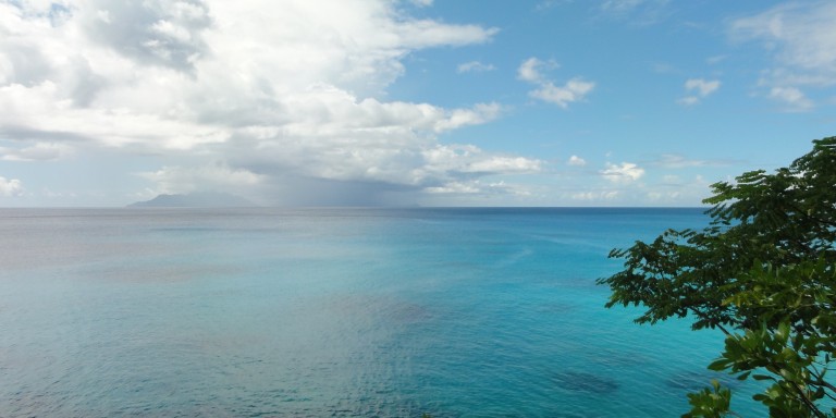 Meerblick - Blick zur Insel Silhouette mit dem Hilton Labritz Resort