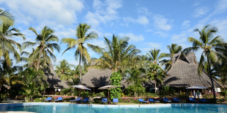 BREEZES Beach Club & Spa - Poolarea for some relaxing.