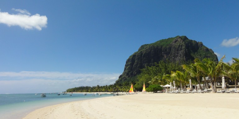 Traumstrand mit Traumblick zum Le Morne Felsen.